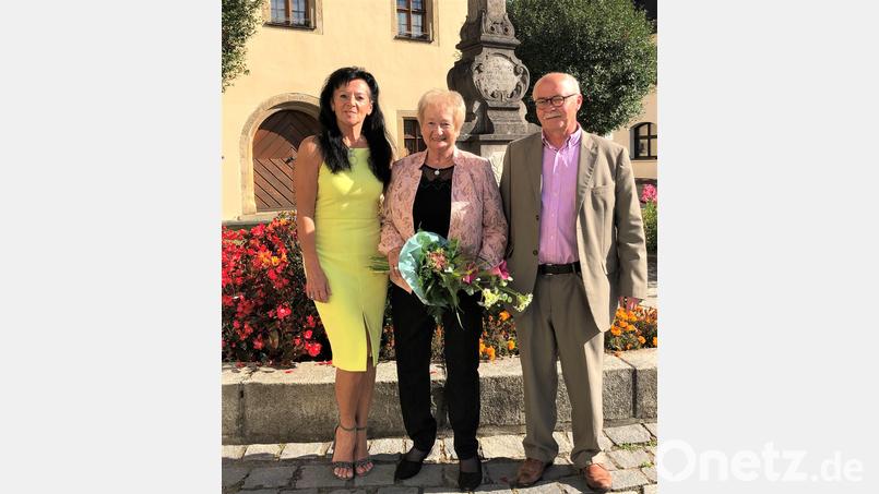 Glückwünsche zum 80. Geburtstag darf Renate Aumüller vom Concordia Vorstand um Wolfgang Sporer und Heidi Sporer entgegennehmen. Bild: rgr