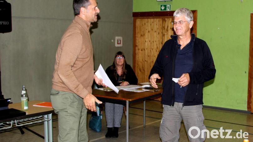 Bürgermeister Roman Berr vereidigt Heinz Marschalek (rechts), der für die ausgeschiedene Regina Kliem in den Gemeinderat nachgerückt ist. Bild: ds