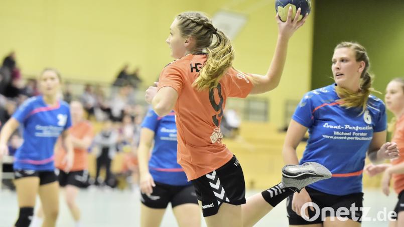 Keinen Sieger gab es im Dezember 2019 im Derby zwischen der HG Amberg (im Bild Karina Grasmik beim Torwurf) und dem HC Weiden (rechts Nina Rittner). Das Duell endete 27:27 unentschieden. Archivbild: Hubert Ziegler