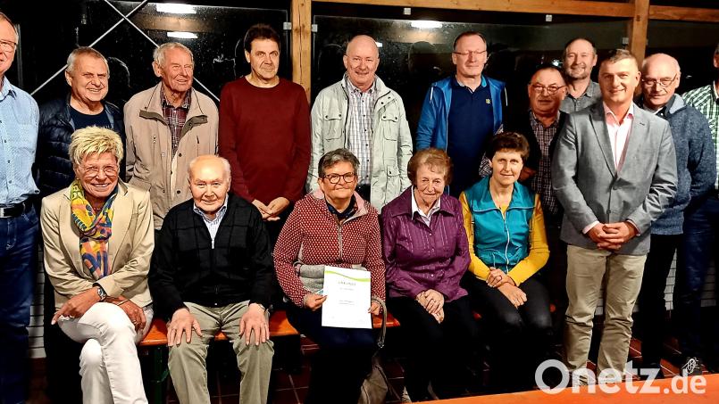 Die Siedlergemeinschaft Pirk dankte treuen Mitglieder und überreichte Urkunden. Vorsitzender Andreas Geiger gratulierte. Bild: zer