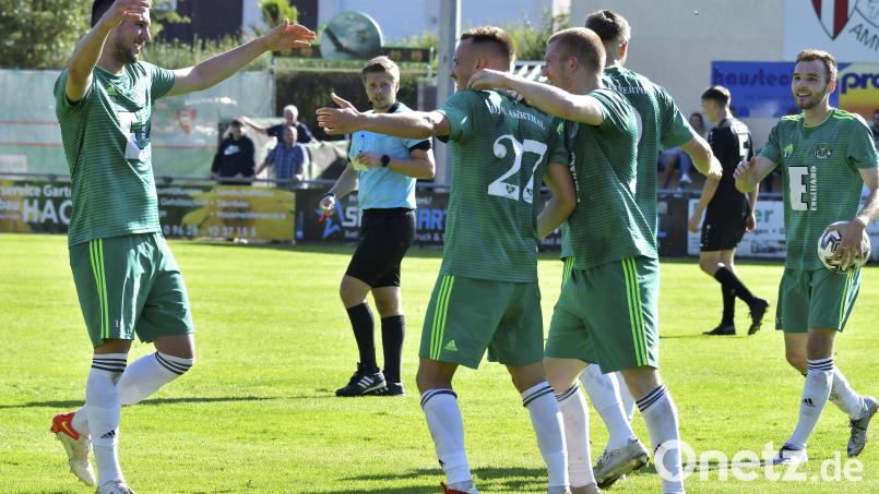 Mergim Bajrami, Kai Neuerer und Raffael Kobrowski (von links) bejubeln einen Treffer für die DJK Ammerthal. Die drei kamen vor der Saison vom SV Seligenporten, dem Gegner der DJK am Freitagabend. Archivbild: Hubert Ziegler