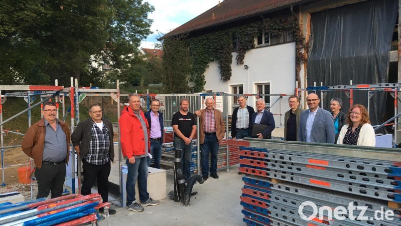 Erster Bürgermeister Maximilian Beer (Dritter von rechts) und Architekt Thomas Wilnhammer (Vierter von rechts) erläutern dem Schwarzhofener Marktgemeinderatsmitgliedern den Sachstand des Umbaus und der Sanierung des Schwarzachtal-Kindergartens. Bild: Jürgen Steinbauer/exb