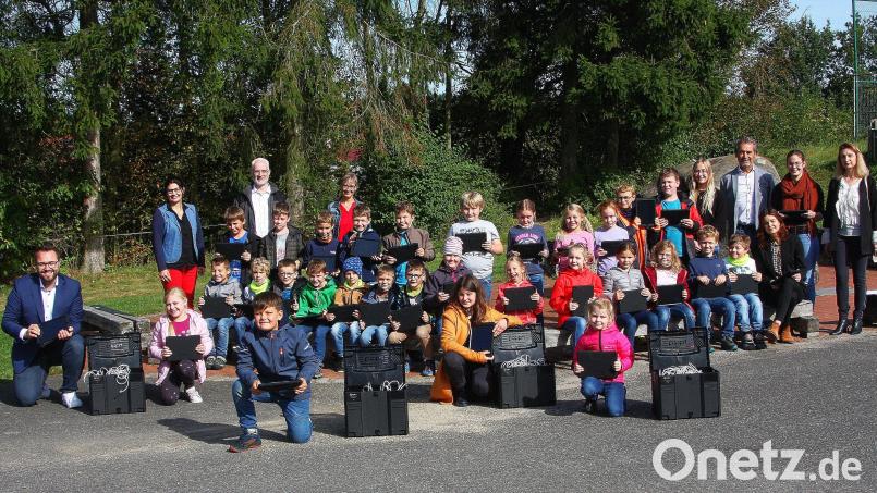 Zusammen mit den Kindern freuten sich über die Neuausstattung Spenderin Elena Mayer, Lehrerin Anna Lindner, Schulamtsdirektor Rudi Kunz und Praktikantin Alexandra Höfer (hinten, von rechts) sowie Bürgermeister Matthias Grundler (kniend, links), Inge Dick, Thomas Weiß und Anita Weber-Tretter (hintere Reihe, von links). Bild: wro