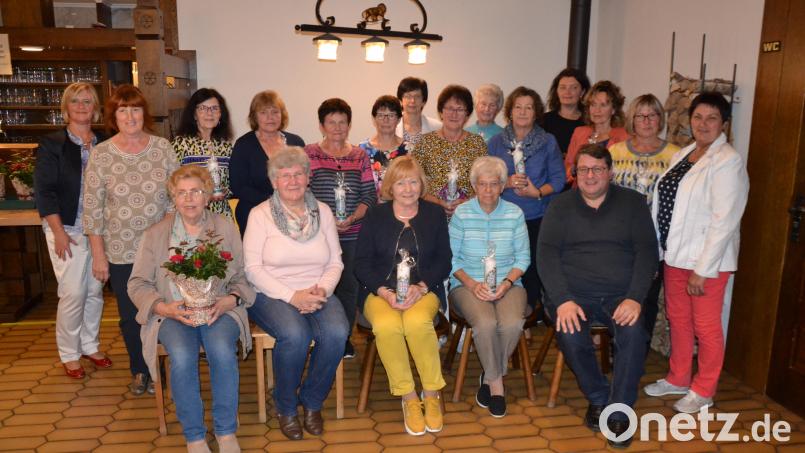 Der Frauenbund, Zweigverein Moosbach, ehrte langjährige Mitglieder für 45 und 30 Jahre Treue. Dazu gratulierte Pfarrer Udo Klösel, Bezirksvorsitzende Martha Bauer und das Vorstandsteam. Bild: gi