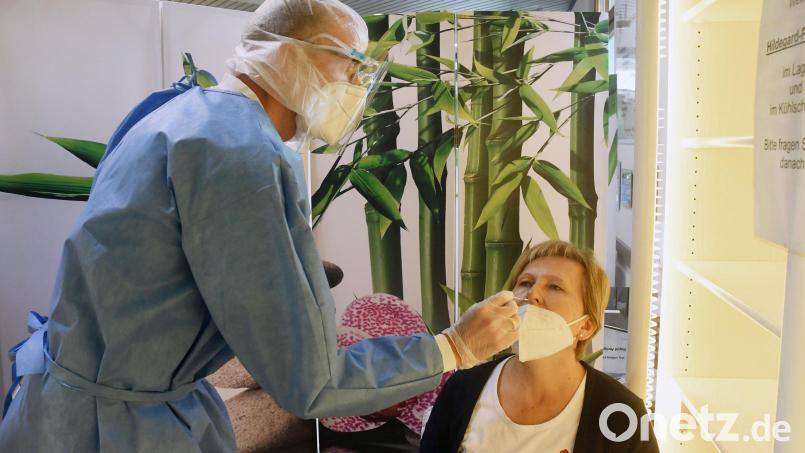 Die täglichen Schnelltests bewegen sich im „dreistelligen Bereich“, berichtet der Schwandorfer Apotheker Viktor Hammer. Symbolbild: Gabi Schönberger