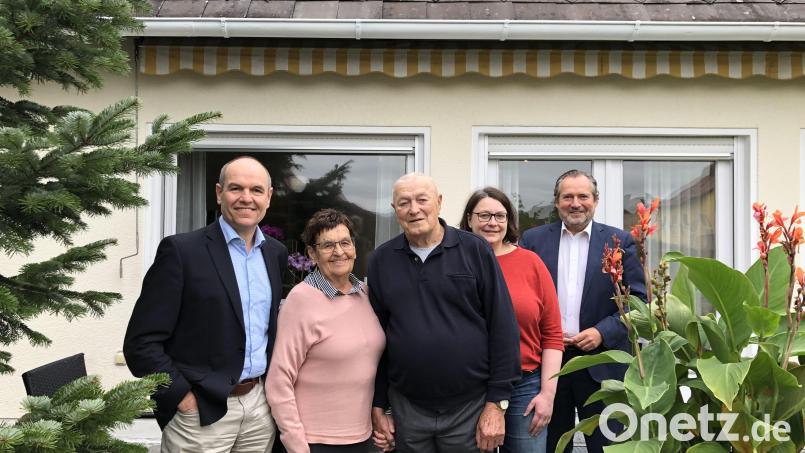 Georg Geitner (Mitte) freut sich über die Glückwünsche zu seinem 85. Geburtstag. Mit Ehefrau Margot und mit zwei seiner Kinder, Stefan (links) und Theresa (Zweite von rechts), verbrachte er den Ehrentag. Auch Bürgermeister Frank Zeitler (rechts) gratulierte dem langjährigen Beamten. Bild: mis