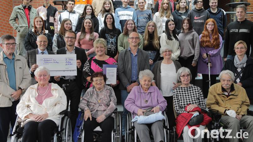 Große Freude in der Schönwerth-Realschule: Bei einer Preisverleihung der Diakonie Bayern geht der dritte Platz, prämiert mit 1000 Euro, gespendet von der Evangelischen Bank, an das Projekt „Mia halten zam“ des Diakonischen Lernens in Amberg. Bild: Wolfgang Steinbacher