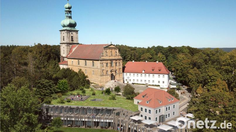 Der neue Entwurf für die Bergwirtschaft in einer Computer-Animation. Das gesamte untere Geschoss, so beteuert es Architekt Georg Zunner, werde übrigens von Amberg aus nicht zu sehen sein. Bild: Stadt Amberg / exb