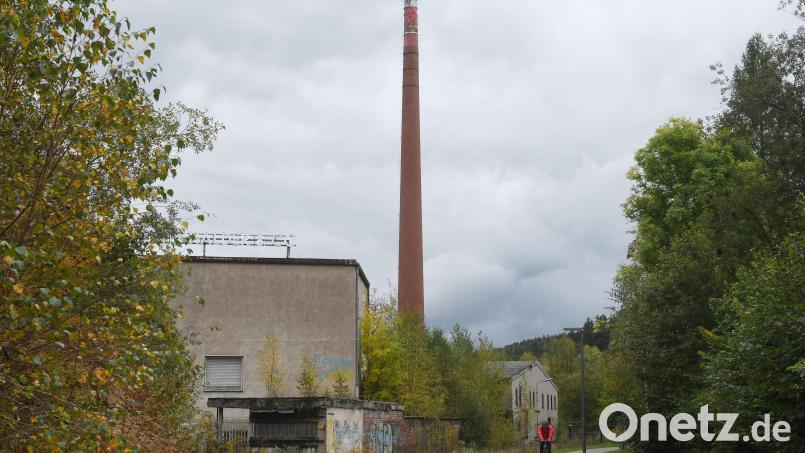 Bald schon sollen der Kamin und das dahinter liegende Gebäude auf dem früheren Tritschler-Gelände entlang des Bocklradwegs abgerissen werden. Bild: Gabi Schönberger