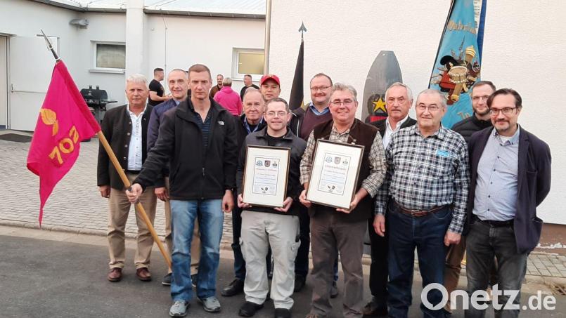 Auf fünfzehn Jahre gelebte Partnerschaft blicken die Verantwortlichen der 702. EOD, der RK Freihung und die zahlreichen Ehrengäste bei einem gemütlichen Grillabend zurück und tauschen Erinnerungsgeschenke aus (von links): Dolmetscher Franz Zeilmann, Oberst d.Res. Bertram Gebhard, First Sergeant Stuart Cox, Bezirksvorsitzender Horst Embacher, Lieutenant Colonel John Abella, Captain James Almon, Bürgermeister Uwe König, Oberstleutnant d.Res. Norbert Bücherl, Oberstleutnant d.Res. Werner Gebhard, Stabsfeldwebel d.Res. Gerhard Lindthaler, 3. Vorsitzender Dominik Falk, Dr. Dario Vidojkovic. Bild: nbu