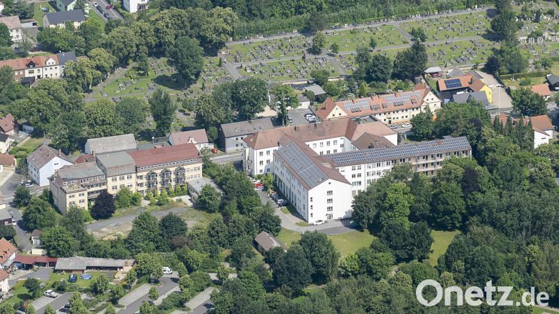 Mit dem Abbruch des früheren Altenheims St. Maria (links neben dem Krankenhaus-Gebäude an der Egerer Straße) soll in Kürze begonnen werden. Auf dem Grundstück entsteht die neue Dienststelle des Landesamts für Digitalisierung, Breitband und Vermessung. Der symbolische Spatenstich ist noch in diesem Jahr geplant, Bild: mür