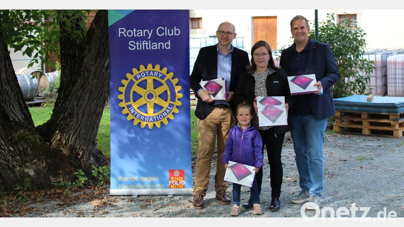 Rotaryclub-Präsident Thomas Pfletscher (links) und Mitglied Gregor Schraml (rechts) übergaben Kindergartenleiterin Stefanie Unterburger (Mitte) die Tablets für das wissenschaftlich begleitete Projekt zur Förderung von Digitalkompetenzen. Bild: fks