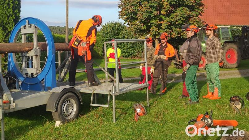 Der Umgang mit der Motorkettensäge erfordert Wissen, Geschick, die richtige Technik und eine umfassende Einschätzung der Gefahren. Beim Spannungssimulator erlernten die Floriansjünger welche Kräfte bei &quot;unter Spannung stehenden Bäumen&quot; herrscht. Bild: mde