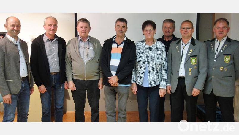 Für 40- und 50-jährige Mitgliedschaft ehren Bürgermeister Hans Ram (links) und Schützenmeister Heiner Graf (rechts) Lothar Donhauser, Michael Rothut, Lothar Deckert, Anna Fleischmann, Lothar Trager und Thomas Drick (von links). Bild: tra