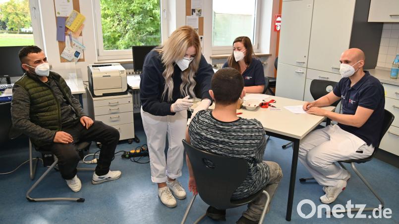 Nur ein kurzer Piks, dann war es auch schon vorbei: Der zwölf Jahre alte Memate Darweesh (mit dem Rücken zur Kamera) ließ sich am Mittwoch in der Dreifaltigkeitsmittelschule während der Unterrichtszeit impfen. Bild: Gerhard Franz