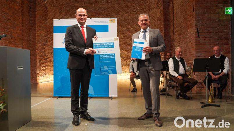 Albert Füracker (links) übergab Landrat Roland Grillmeier den Förderbescheid. Bild: Bayerische Staatskanzlei/Christian Blaschka/exb