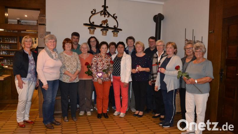 Mit der Silbernen Nadel wurden Mitglieder für 20 Jahre Treue ausgezeichnet sowie für zehn Jahre mit Rosen geehrt. Glückwünsche kamen auch vom 2. Bürgermeister Bernhard Rom, Pfarrer Udo Klösel sowie der Bezirksvorsitzenden Bauer und den Vorsitzenden. Bild: gi