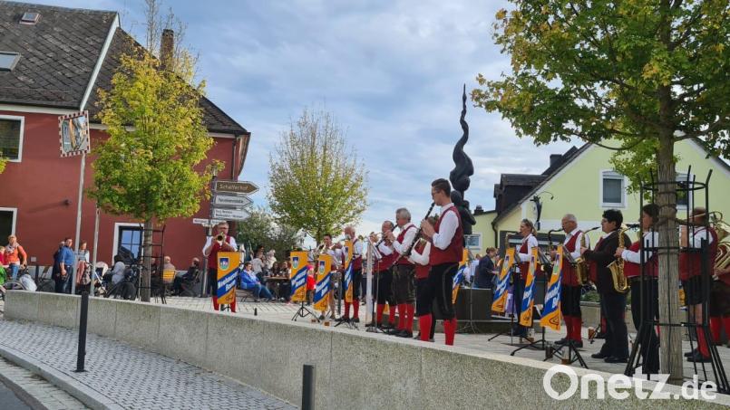 Zoigl, Brotzeit und Blasmusik unter weißblauem Himmel. Das Standkonzert der Neuhauser Boum am tag der Deutschen Einheit lässt keine Wünsche offen. Bild: Reinhard Michl/exb
