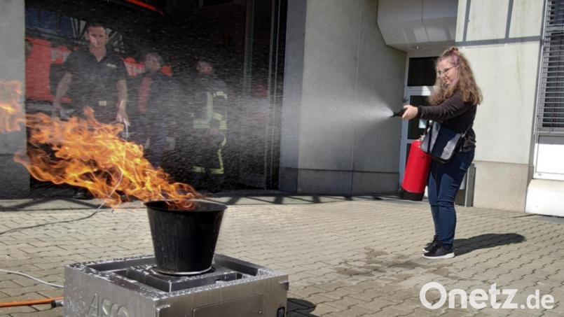 Feuerlöschen steht auch auf dem Programm: Schoolguard Annalena Köppl löscht einen Brand bei der Weidener Feuerwehr. Bild: Bundespolizei/exb