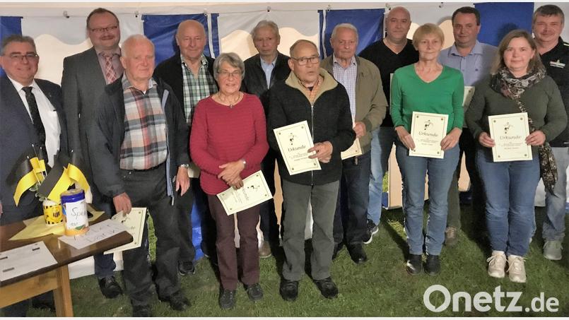 Der FC Freihung zeichnet langjährige Mitglieder aus, hier für 25 bis 65 Jahre Treue (von links): .Norbert Bücherl, Bürgermeister Uwe König, Bruno Brandel, Karl-Heinz Humsberger, Elfriede Brandel, Otto Apfelbacher, Wolfgang Schaepe, Konrad Rittner, Markus Negel, Irene Kaiser, Dieter Schönl, Birgit Baldauf und Jürgen Grundler. Bild: rth
