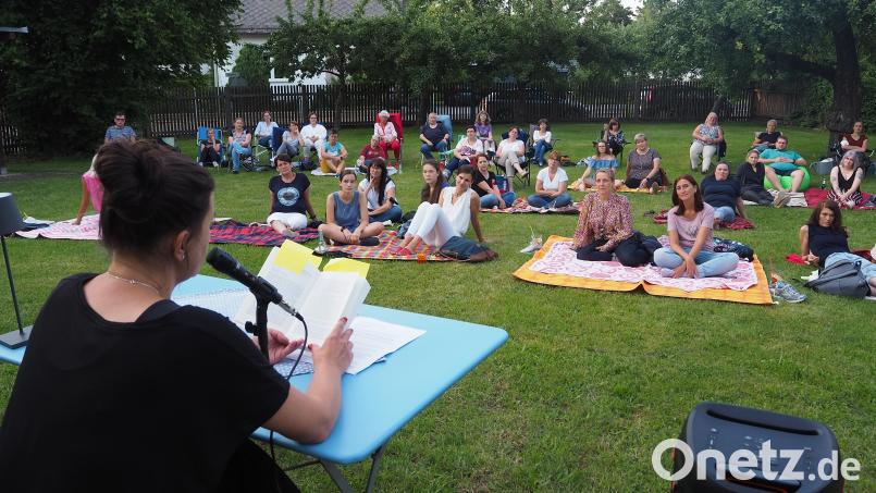 Zum ersten Mal gab es in Pfreimd am Donnerstagabend eine Picknick-Lesung. Autorin Sonja Silberhorn (Im Vordergrund) freute sich über die Einladung des Buchcafés und belohnte ihre Zuhörer mit spannenden Seiten aus ihrem Regionalkrimi. Bild: bl