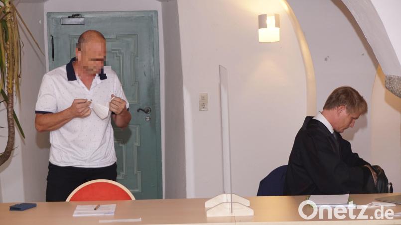 Mit einer Freiheitsstrafe von einem Jahr verließ Heinz Lorenz (links) den Gerichtssaal. Rechts neben ihm sein Verteidiger Sebastian Lehr. Bild: bkr