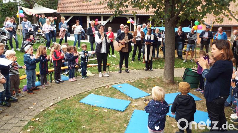Die Kinder spielen und singen beim Fest zum 30-jährigen Bestehen des Kindergarten. St. Nikolaus in Theuern. Alle Besucher haben ihre Freude daran. Bild: e