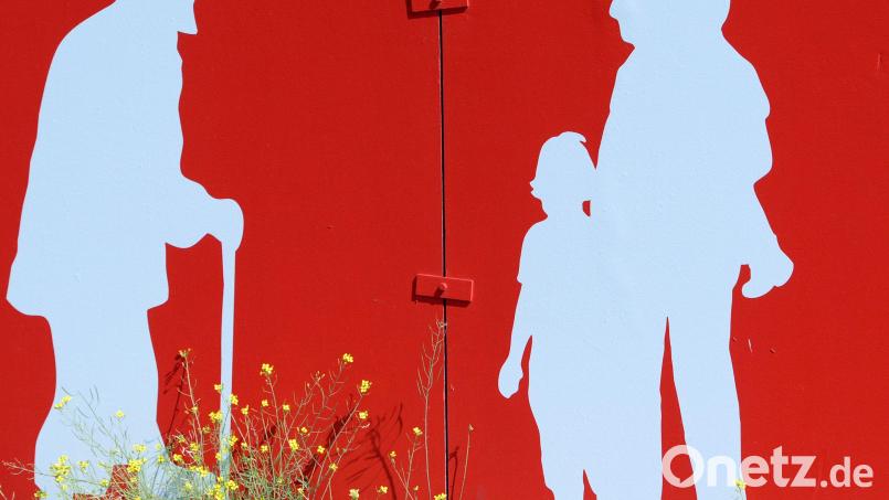 Eine gute Mischung aus Jung und alt ist für jede Region erstrebenswert. Im Landkreis Tirschenreuth gibt es viele Ansätze, die Orte lebenswert für alle Generationen zu gestalten. Das Pilotprojekt &quot;Demokratiefeste Kommune&quot; soll für eine fundierte Analyse sorgen. Symbolbild: Jens Kalaene/dpa