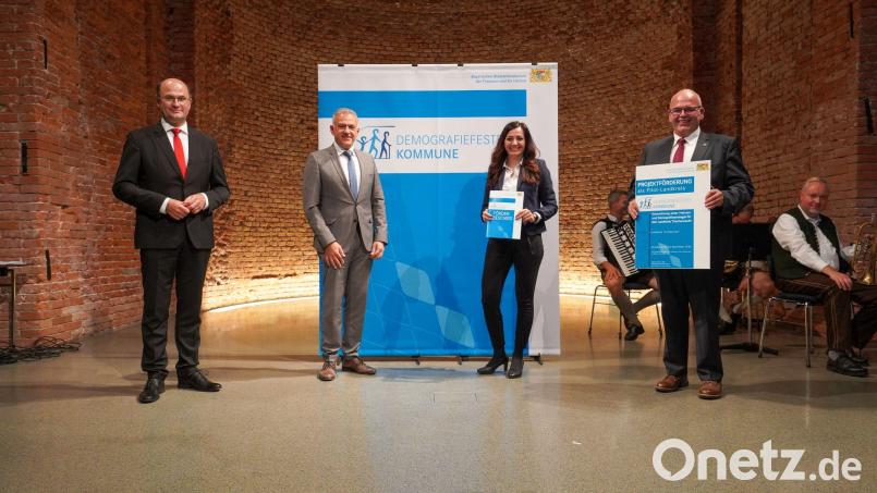 Zum Übergabetermin mit Minister Albert Füracker (von links) waren Landrat Roland Grillmeier sowie die Bürgermeister Margit Bayer und Klaus Meyer nach München angereist. Bild: Bayerische Staatskanzlei/Christian Blaschka/exb