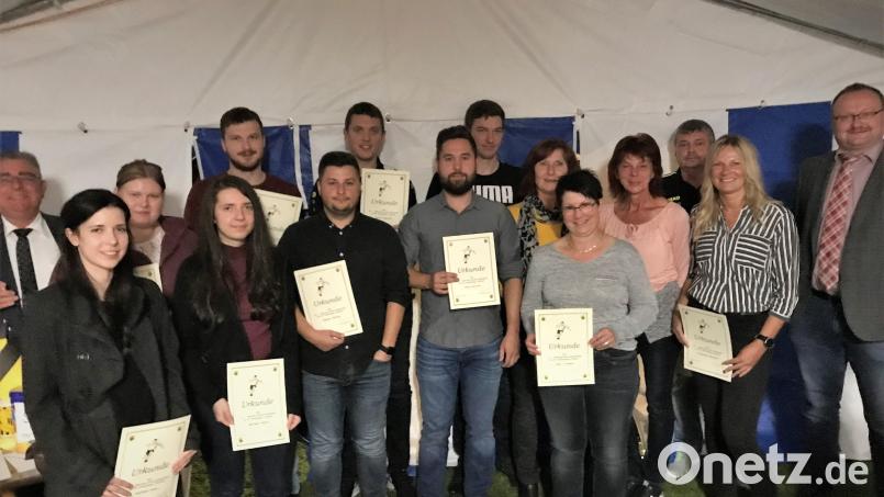 Für 20 Jahre Mitgliedschaft werden geehrt (von links): Norbert Bücherl, Anna Baldauf, Karina König, Laura Baldauf, Stefan Kuttich, Tobias Bogner, Dominik Spies, Patrick Horn, Nico Humsberger, Annemarie Götz, Claudia Kohl, Doris Häusler, Jürgen Grundler, Melanie Wiesneth und Uwe König. Bild: rth