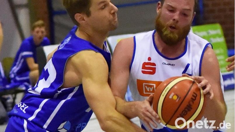 Die Hamm Baskets um Guard Christopher Fritsch (rechts) stellen sich im Heimspiel gegen Breitengüßbach auf einen harten Kampf ein. Archivbild: af