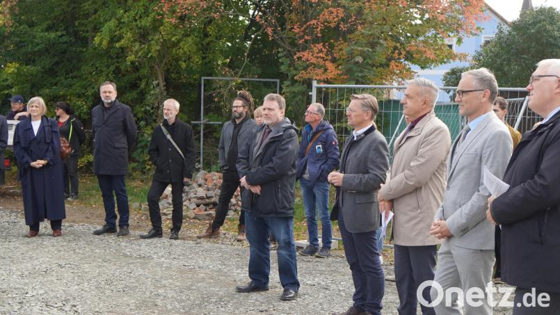 Die Gäste bei der Bautafelenthüllung für den Neubau der &quot;Geo-Datenbank&quot; in Waldsassen. Bild: Eger