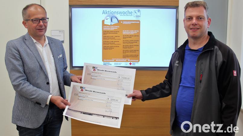 Roman Schäffler (links) überreichte die beiden Schecks über insgesamt 12.000 Euro an Holger Pühl. Bild: stg