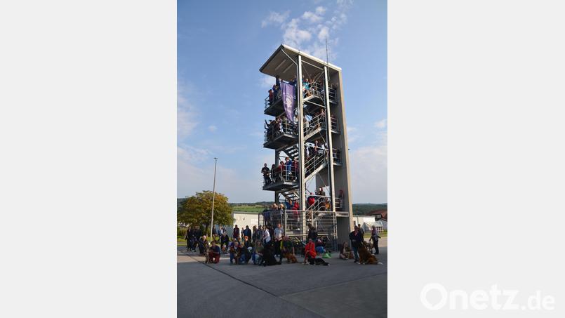 Zum Ende der Übungsstunde stellten sich die Teilnehmer zu einem gemeinsamen Foto auf und rund um den Übungsturm der Feuerwehr Weidenberg zusammen. Bild: ak
