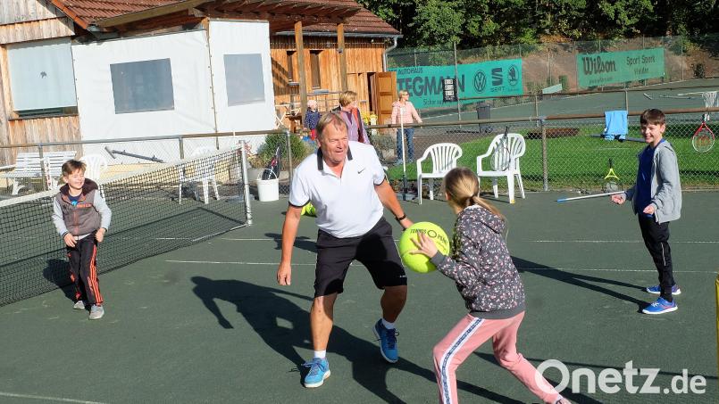 Rainer Roll ist einer der Trainer des &quot;Talentino Clubs&quot; beim Etzenrichter TC. Tratzball gehört dabei auch zu den Trainingseinheiten und macht nicht nur den Kids Spaß. Bild: wlr