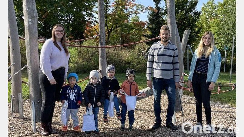 Die stellvertretende Kindergartenleiterin des Kinderhauses St. Barbara, Lisa Spring, freut sich mit den Kindern über die Vielzweck-Beutel aus ausgedienter Tischwäsche, die (rechts) Stefanie Schlosser, Verwaltung Innovision Center und zugleich Schneiderin der Taschen, sowie Stephan Wolfrath, Betriebsleiter des Innovision Centers, überreichten. Bild: Monika Habelt/exb