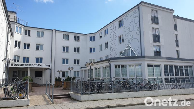 Innerhalb einer Wohnanlage in Pentling (Kreis Regensburg) zog der Student im Frühjahr von einer kleinen in eine etwas größere Wohnung. Seitdem liegt er mit dem Landratsamt Regensburg im Clinch. Bild: gib