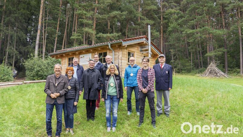 Georg Baumann (links) und seine Frau Annette (rechts daneben) begrüßten bei der offiziellen Eröffnung des Waldkindergartens viele Ehrengäste. Bild: Baumann Automation/exb