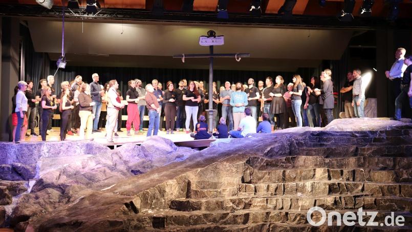 Rund 100 Personen wirken an einer Passionsaufführung mit. Im Bild die aktuelle Schauspielertruppe bei einer der letzten Proben vor zwei Jahren. Bild: Stadt Tirschenreuth/exb