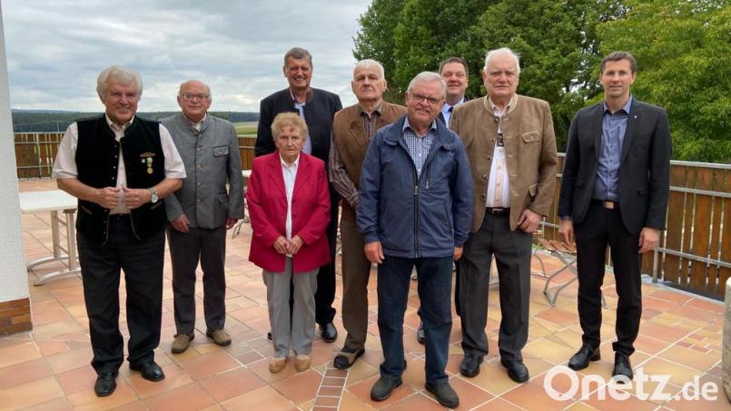 Die Ehrennadel mit Kranz für 50 Jahre Vereinszugehörigkeit bekamen vier Mitglieder des Vereins. Das Bild zeigt von links Ehrenvorstand Hermann Beer, stellvertretenden Kreisverbandsvorsitzender Hans-Dieter Betz, Brigitte Mulzer, Vorsitzenden Franz Ziegelmeier, Johann Neidl, Berthold Fuchs, Bürgermeister Christian Ziegler, Alfred Neidl und Pfarrer Michael Hoch. Bild: Matthias Beer/exb