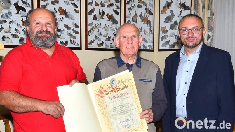 Vorsitzender Alfred Sauer (links) verpflichtet Bürgermeister Markus Bauriedl (rechts) für die gemeinsame Auszeichnung von Theo Grötsch. Bild: fjo