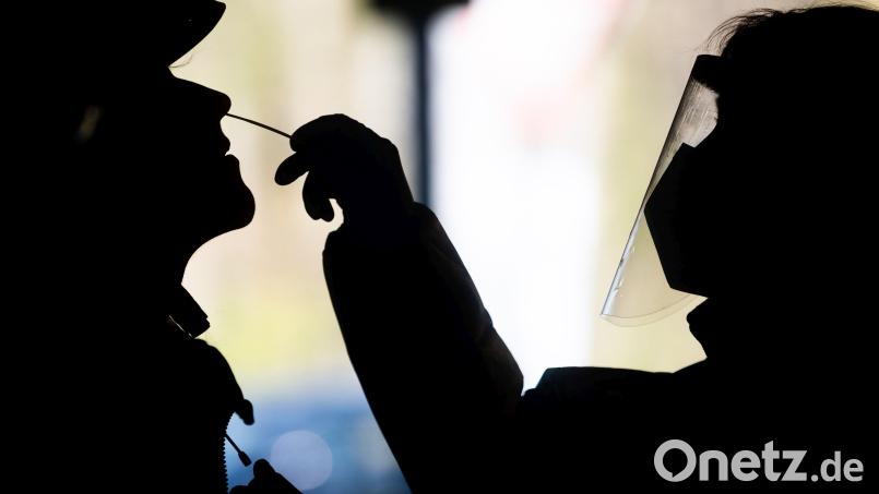 Ab Montag muss für Corona-Tests bezahlt werden. Bild: Julian Stratenschulte/dpa