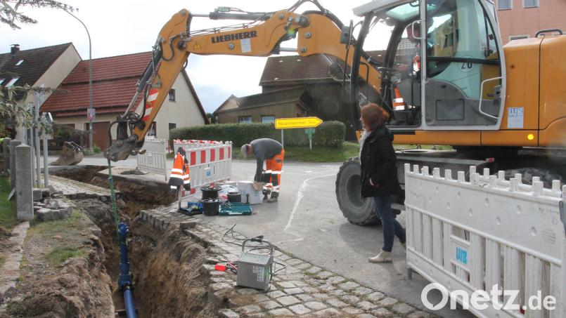 Bürgermeisterin Marina Hirnet informiert sich über die Arbeiten, wie hier in Waldkirch. Bild: pi