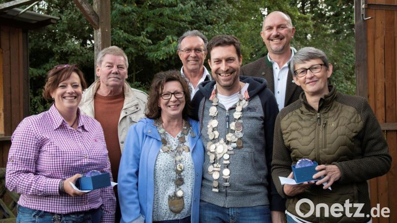 Die Würdenträger der SG Luitpoldhöhe (vorne von links): Zweite Zofe Susi Pfaff, Liesl Sonja Platzer, Schützenkönig Sven Lehmeier und Erste Zofe Sabine Neidl. Hinten von links: Zweiter Ritter Manfred Graml, Schützenmeister Eduard Lehmeier senior und Erster Ritter Michael Winklmeier. Bild: Claudia Poppe/exb