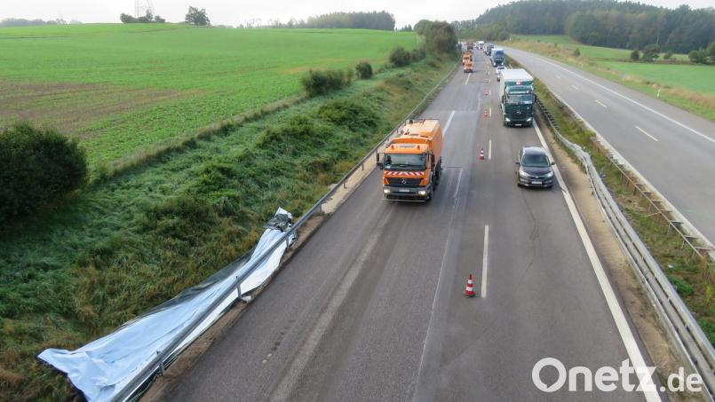 Die beschädigte Asphaltdecke wurde abgefräst. Im Vordergrund macht eine Kehrmaschine sauber bevor eine neue Deckschicht aufgetragen wird. Bild: Gerhard Götz