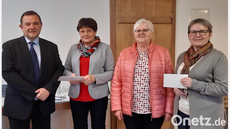Mit jeweils 500 Euro unterstützt der Frauenbund Schwester Anna-Rita und ein Hilfsprojekt der Steyler Missionare. Die Spenden nahmen stellvertretend Pfarrer Konrad Amschl und Rita Haberkorn entgegen. Im Bild (von links): Stadtpfarrer Konrad Amschl, Vorsitzende Monika Lang, Rita Haberkorn und Kassiererin Maria Schabner. Bild: rdh