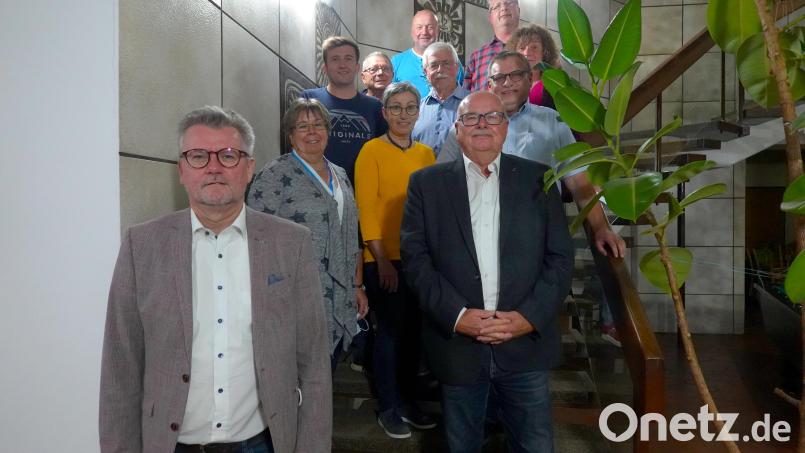 Bürgermeister Michael Göth (links) und Landesvorstandsmitglied Hans-Jürgen Reitzenstein (vorne rechts) wünschen dem neuen Vorstand der Lechenfeldsiedler mit Vorsitzender Petra Weiß (Zweite von links) eine glückliche Hand bei der Führung des Vereins. Bild: gac