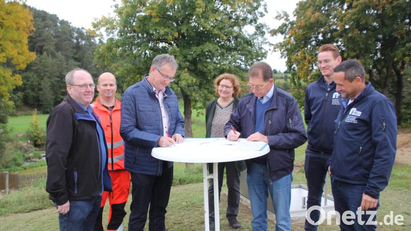 Die beiden Vorsitzenden der Zweckverbände zur Wasserversorgung (am Tisch von links) Franz Grabinger und Klaus Zeiser unterzeichnete am Donnerstag die Verträge für den Notverbund. Bild: frd
