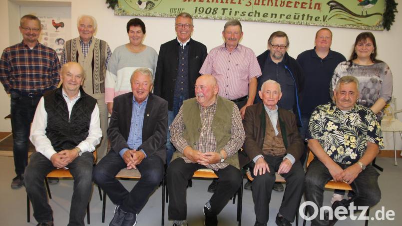 Langjährige und verdiente Mitglieder wurden geehrt. Im Bild die Geehrten mit Bürgermeister Franz Stahl (hinten, Vierter von links). Bild: kro
