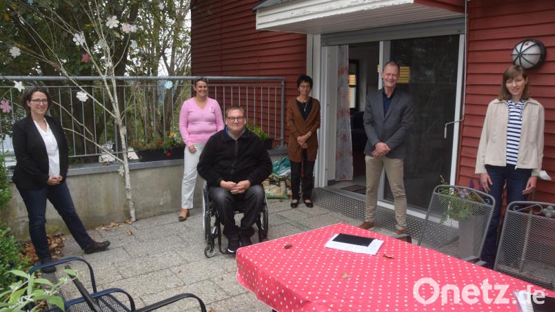 Carola Preißer, Bezirksgeschäftsführer Christian Henkens (ARV), Elisabeth Milazzo (EUTB), Martina Grüner (OH), Lydia Wetzel (ARV) und Alexander Grundler (vorne) stimmen die Offene Behindertenarbeit in Weiden und dem Landkreis Neustadt ab (von rechts). Bild: fz